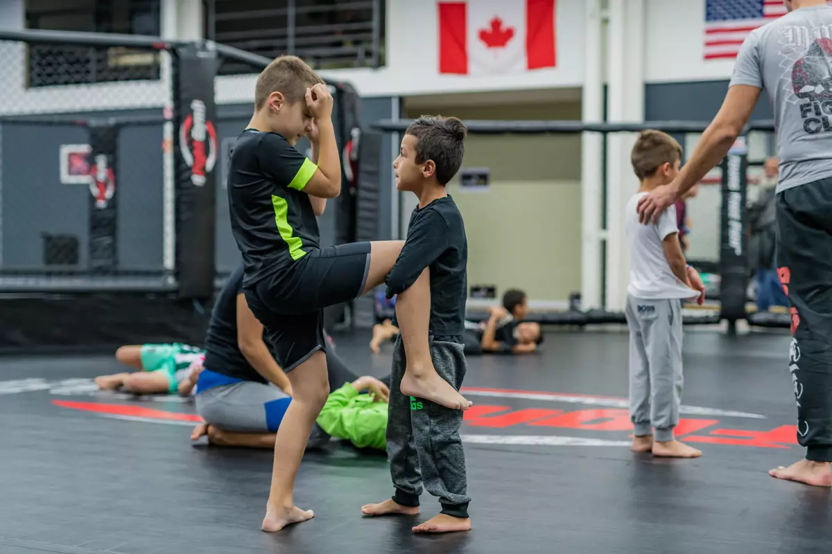 Le choc : un enfant de 8 ans sous stéroïdes fait sensation dans le monde du MMA