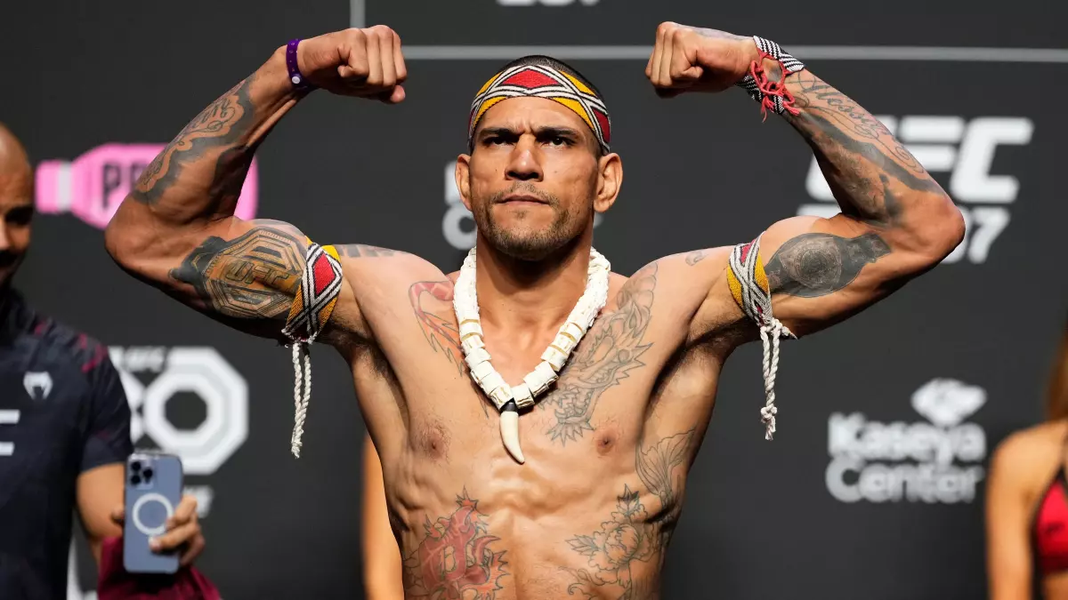 Le combattant MMA Alex Pereira termine Prochazka à l'UFC 295 et vise Adesanya